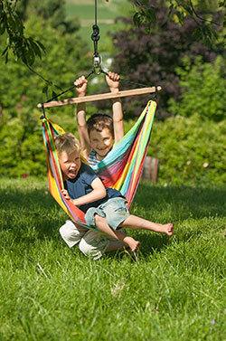 Hängesessel für Kinder im Garten